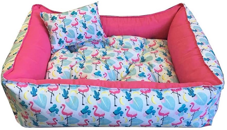 Cama para cachorro rosa e azul estampada de flamingos.