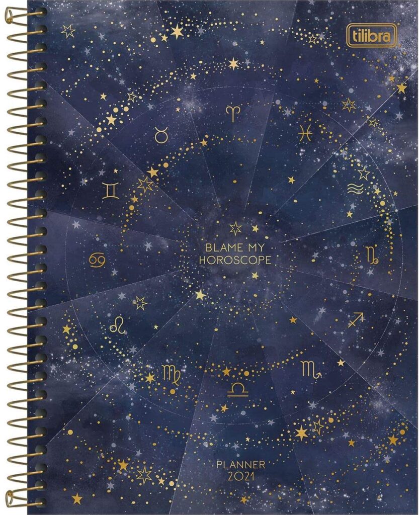 Planner 2021 com capa estampada com estrelas e símbolos do horóscopo. 