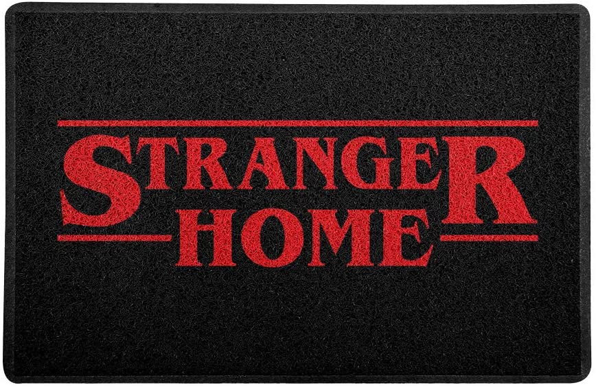 Capacho preto com letras vermelhas escrito "Stranger Home"
