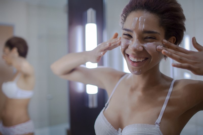 mulher aplicando hidratante para pele seca no rosto
