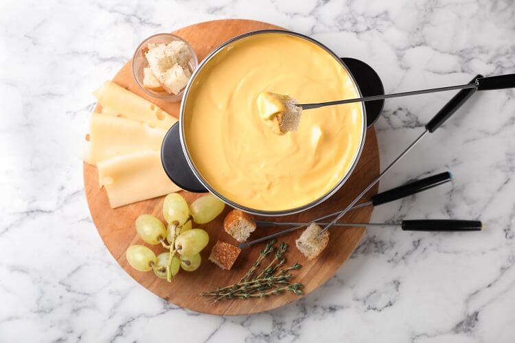 Panela de fondue com queijo.