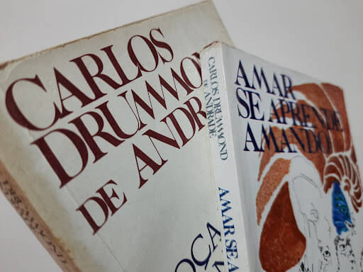 Imagem de dois livros do escritor mineiro Carlos Drummond de Andrade.