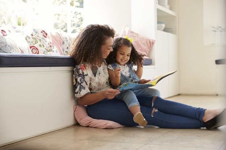 Mãe e filha lendo juntas.