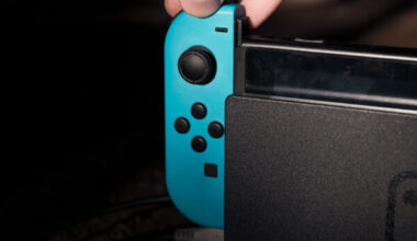Pessoa conectando um joy no Nintendo Switch.con