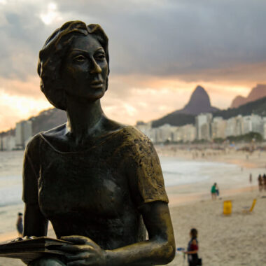 Estátua da Clarice Lispector no Rio de Janeiro.