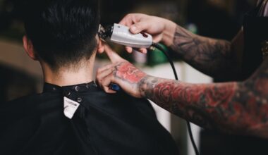 Pessoa cortando o cabelo com a melhor máquina de cortar cabelos e barba.