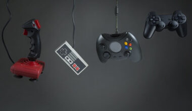 Vários controles de consoles de videogames.