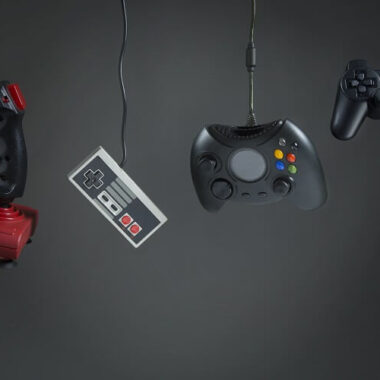 Vários controles de consoles de videogames.