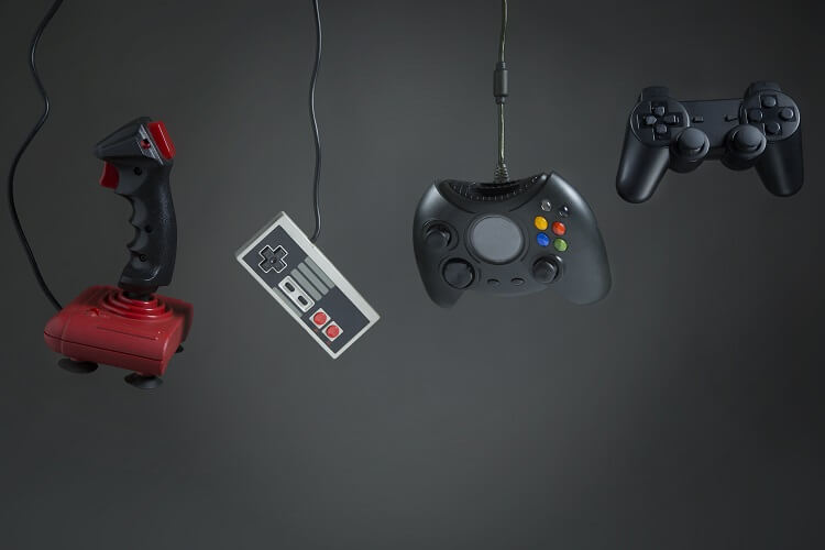 Vários Controles De Consoles De Videogames.