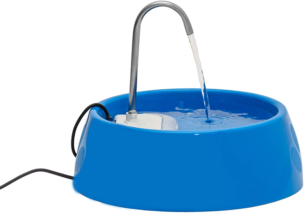 Bebedouro eletrônico para gatos da cor azul.