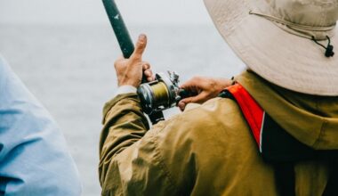 homem pescando em um barco com a melhor carretilha de pesca em mãos