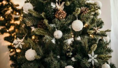 Enfeites de Natal pendurados em árvore
