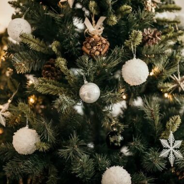 Enfeites de Natal pendurados em árvore