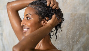 Mulher negra lavando o cabelo