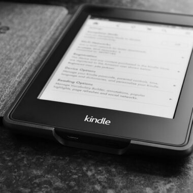 Kindle com capa aberta preto e branco