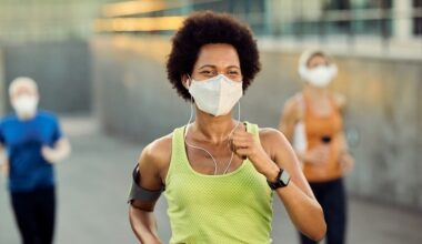 corredores correndo com máscara de proteção