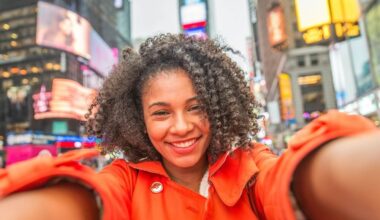 Mulher negra tirando selfie em Time Square, Nova York