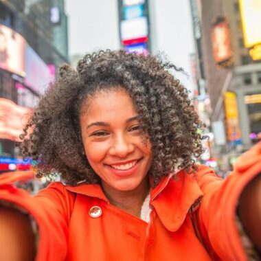 Mulher negra tirando selfie em Time Square, Nova York