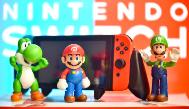 Nintendo Switch em exibição com personagens dos jogos do Mario ao redor.