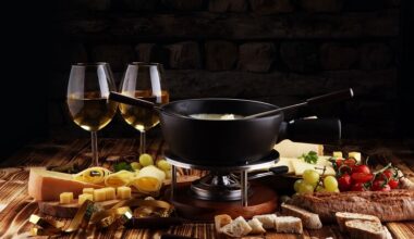 Panela de fondue com vinhos, queijos e outras guloseimas na mesa
