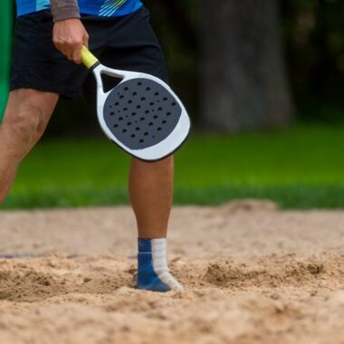 homem segurando raquete para beach tennis