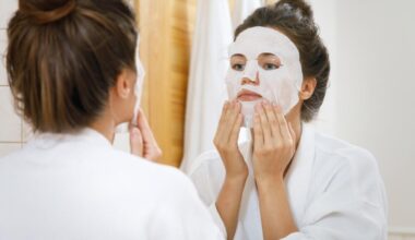 Mulher aplicando sheet mask no rosto