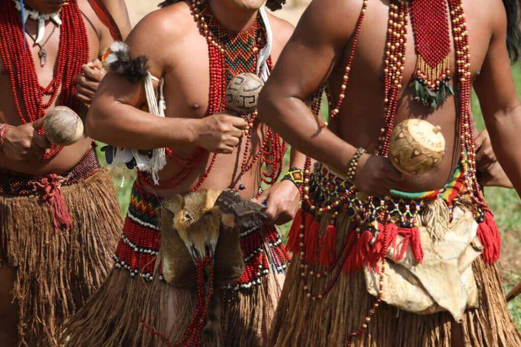 indígenas da etnia Pataxó realizando dança