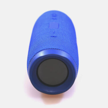 Caixa de som da JBL na cor azul.