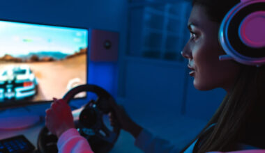 Mulher jogando utilizando o volante g920 com câmbio.