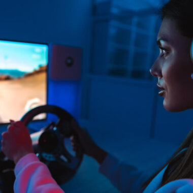 Mulher jogando utilizando o volante g920 com câmbio.