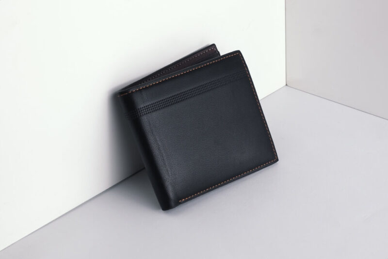Imagem de uma carteira preta.