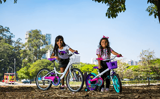 Imagem de duas meninas com modelos diferentes da bicicleta Ceci SR da Caloi. 