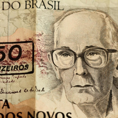 Foto de uma note de 50 cruzeiros com a imagem de um dos maiores escritores mineiros, Carlos Drummond de Andrade.