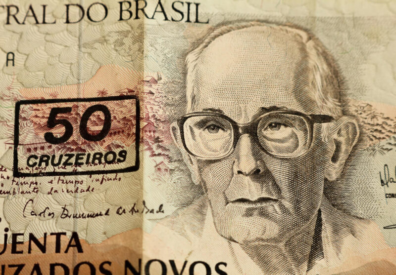 Foto de uma note de 50 cruzeiros com a imagem de um dos maiores escritores mineiros, Carlos Drummond de Andrade.