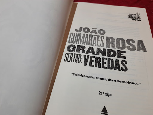 Foto da 21ª edição do Livro Grande Sertão: Veredas, de João Guimarães Rosa, lançada pela Companhia das Letras.