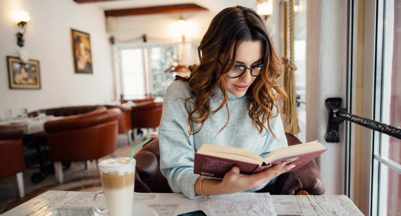 Como Ler Mais: Mulher Com Livro Em Café