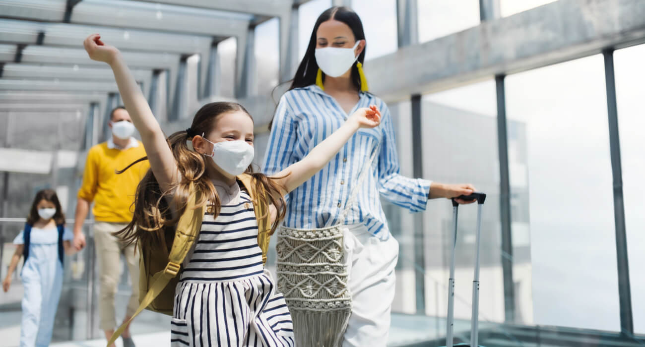 Viagem Na Pandemia: Família De Máscara No Aeroporto