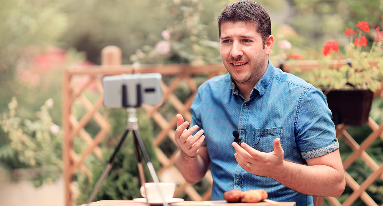 Homem Gravando Um Vídeo Com Um Microfone De Lapela Para Celular