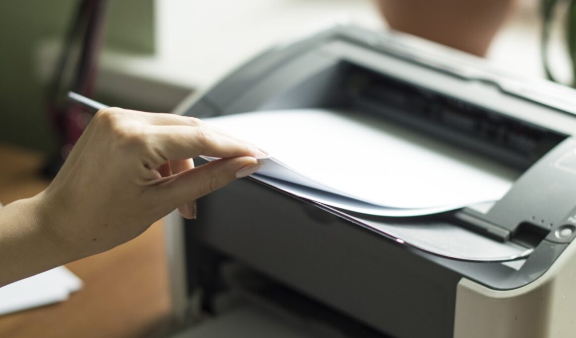 Impressora imprimindo uma página no trabalho em home office.
