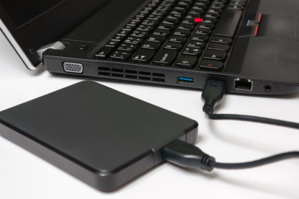 HD externo portátil conectado a notebook.