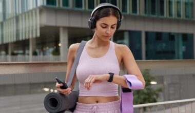 Mulher com acessórios e roupa de ioga olhando para smartwatch.