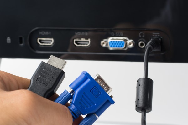 Cabo HDMI e VGA a serem inseridos na segunda tela para notebook.