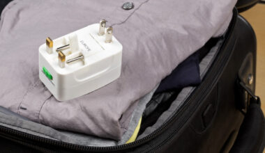 Adaptador universal de tomada acima de mala antes da viagem.