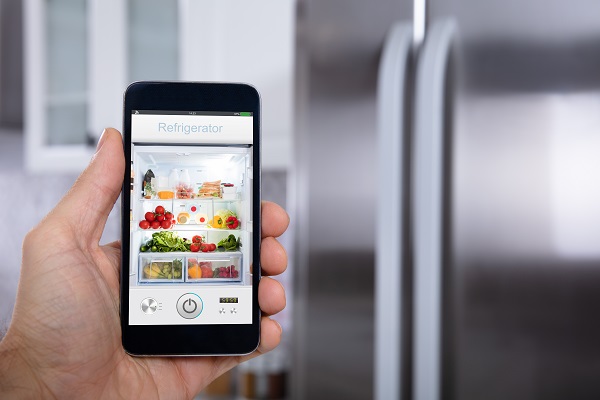 Aplicativo mostrando alimentos dentro da geladeira smart.